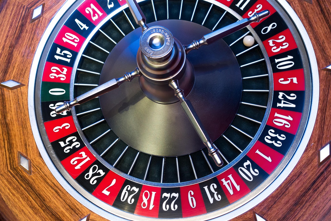European roulette table with green felt — the canonical wheel layout