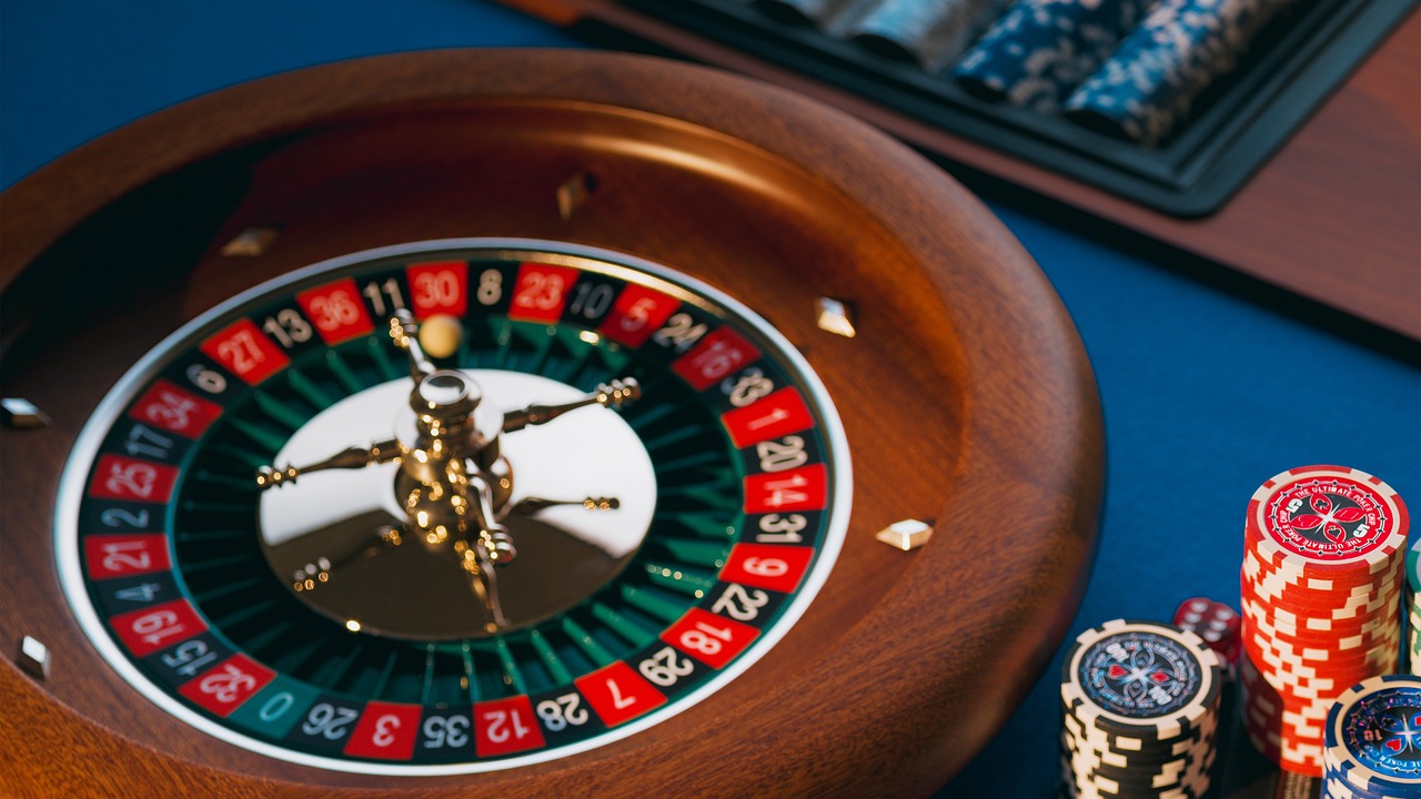 Roulette wheel with numbered pockets — the precision rotor of modern casino math